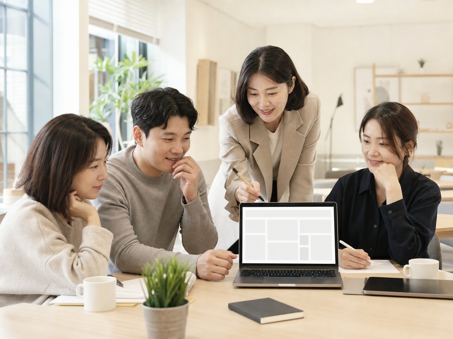 예시 이미지: 오프라인 교육 공간에서 AI 업무 화면을 함께 보는 참가자들